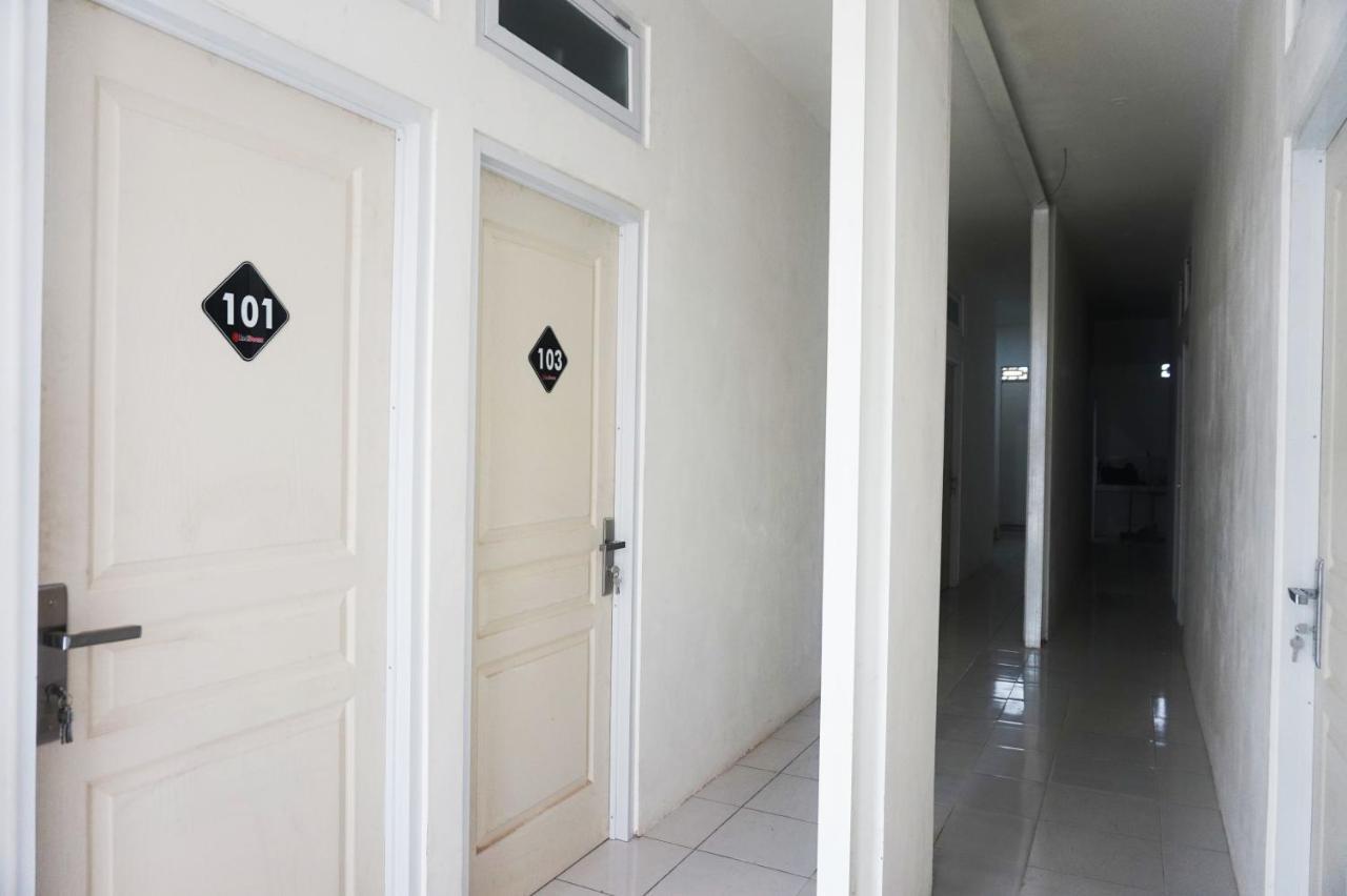 Reddoorz @ Jalan Tanjung Blitar Hotel Exterior photo